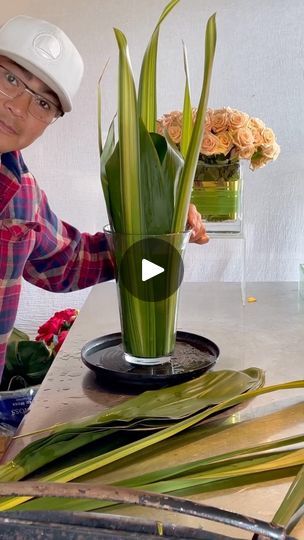 Palm Frond Floral Arrangement, Underwater Floral Designs, Large Tropical Flower Arrangements, Tropical Centerpieces Diy, Tropical Centerpiece Ideas, Simple Tropical Centerpieces, Tropical Flower Arrangements Diy, Underwater Design, Underwater Flowers