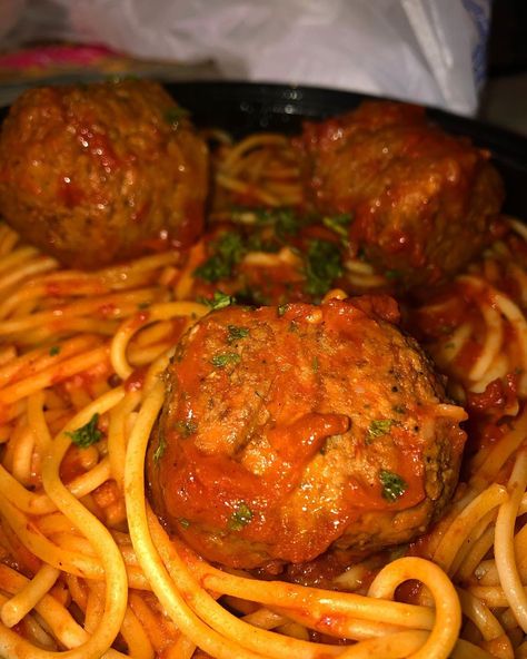 Lower Merion Foodie on Instagram: “Spaghetti and Meatballs 😍 • • • #spaghetti #lowermerion #meat #meatballs #marinara #pasta #spaghettiandmeatballs #italian #italianfood…” Meatballs For Dinner, Pasta And Meatballs, Meatballs Marinara, Dinner Spaghetti, Marinara Pasta, Spaghetti Pasta, Spaghetti And Meatballs, Linguine, Things To Eat