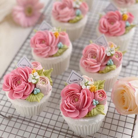 Piped Flowers, Cupcake Flowers, Flower Piping, Amazing Cupcakes, Jelly Desserts, Piping Flowers, Small Cakes, Floral Cupcakes, Cupcake Bouquet