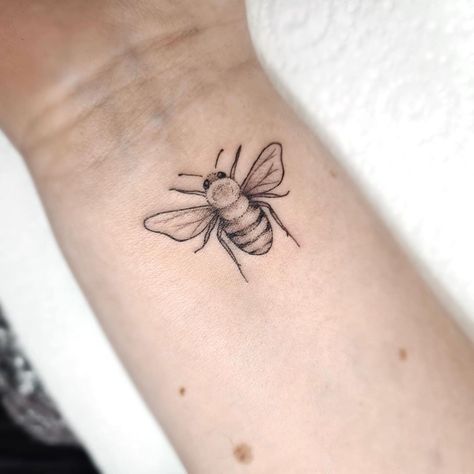 Cute Small Earthy Tattoos, Bee Stamp Tattoo, Fineline Bee Tattoo, Fine Line Bee Tattoo, Small Earthy Tattoos, Bee Tattoos, Americana Tattoo, Earthy Tattoos, Strawberry Tattoo