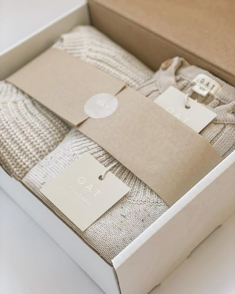 Box Clothes Packaging, Sweater Packaging Ideas, Blanket Packaging Ideas, Gift Shop Ideas Products, Cloth Packaging Ideas, Packaging Design For Clothes, Sweater Packaging, Clothes Packaging Ideas, Clothing Packaging Ideas