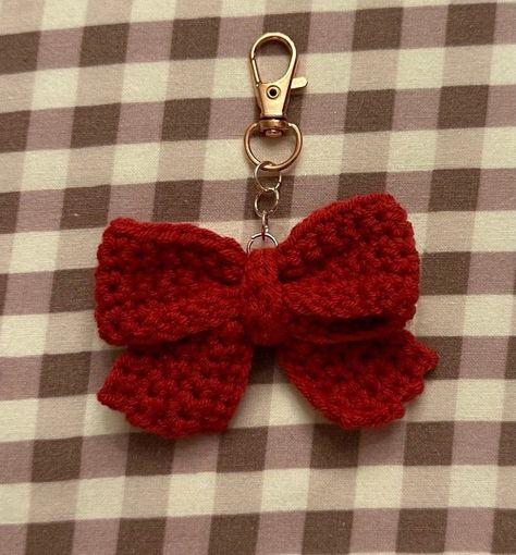 Crochet Flower Bookmark, Diagram Ideas, Crochet Coquette, Easy Crochet Flower, Bow Keychain, Crochet Diy Tutorial, Bookmark Pattern, Crochet Case, Mode Crochet