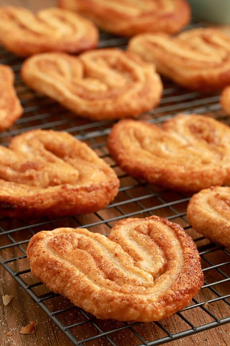 Orejas, also commonly known as palmiers, are a Mexican Pan Dulce made from puff pastry, sugar and cinnamon and are common in panaderías found throughout Mexico. Orejas Recipe, Mexican Panaderia, Vegan Pan Dulce, Gluten Free Conchas Pan Dulce, Mexican Pastries Pan Dulce, Mexican Sweet Bread Recipes Pan Dulce, How To Make Conchas Pan Dulce, Mexican Brunch, Mexican Pastries