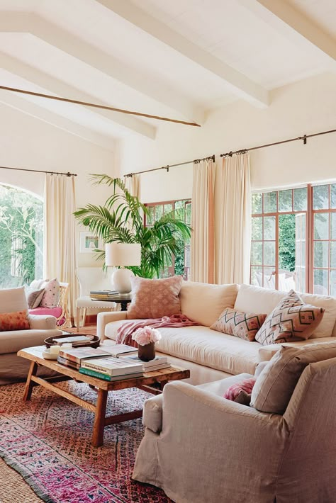 House Tour :: A California Hacienda Styled to Perfection Reese Witherspoon House, Pretty Living Room, Furnitur Ruang Keluarga, Living Room Images, Pink Living Room, Casa Vintage, Home Again, Natural Home Decor, Design Living Room