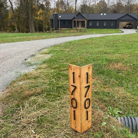 THIN MODERN house number sign by the road. Curb Appeal Address Sign, Country Address Sign Ideas, Diy Address Post, Diy Address Sign For Yard, House Number Post Ideas, Diy Address Sign Ideas Driveway, Address Sign Ideas Diy, House Address Ideas, House Number Sign For Yard Driveways