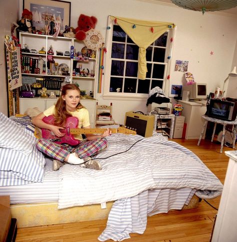 Kirsten Dunst in her bedroom, 1997 Kirsten Dunst 90s, 1990s Bedroom, Bedroom 90s, 60s Bedroom, 90s Room, 90s Bedroom, 2000s Boho, 80s Bedroom, Ideas Habitaciones