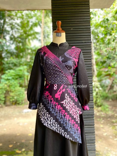 #dress #batik #simpel #black #dressbatik Dress Batik Modern, Model Dress Batik, Outer Batik, Batik Kombinasi, Hijab Fashion Summer, Model Gamis, Dress Pesta, Dress Batik, Batik Design