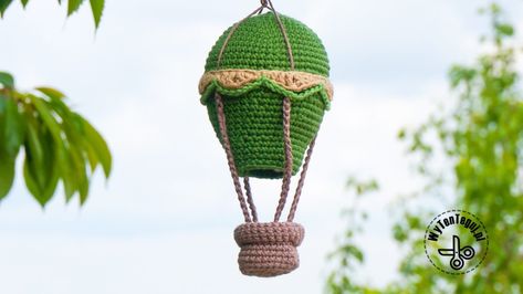 Hot air balloon - how to crochet and make a garland - WyTenTeguj Crochet Hot Air Balloon Crochet, Crochet Hot Air Balloon, Balloon Crochet, Crochet Room Decor, Crochet Balloon, Crochet Bookmarks Free Patterns, Mobile Kids, Make A Garland, Balloon Basket