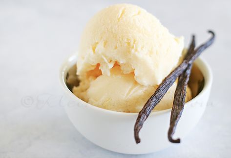 Easy Vanilla Frozen Yogurt: A classic vanilla frozen yogurt that is so incredibly simple to make. With just five ingredients and a few minutes of prep you have yourself a cool dessert for summertime. Diy Frozen Yogurt, Protein Dessert, Weight Watcher Desserts, Frozen Yogurt Recipes, Vanilla Frozen Yogurt, Yogurt Recipe, Yogurt Ice Cream, Healthy Yogurt, Low Carb Dessert