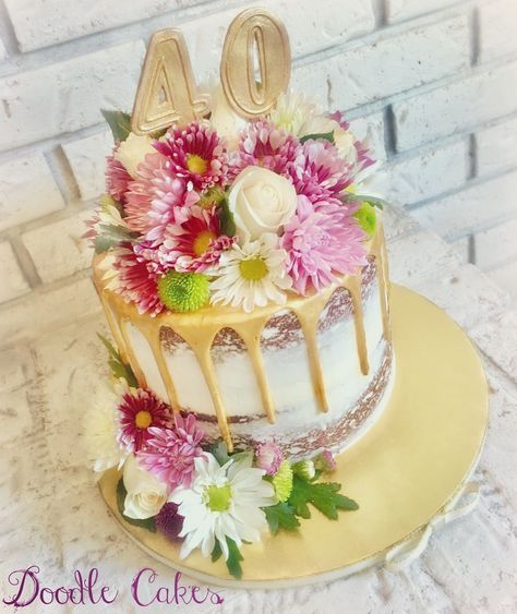 Elegant 40th birthday cake with fresh flowers and gold drip Elegant 40th Birthday Cake, Birthday Cake With Fresh Flowers, Cake With Drip, Drip Icing, 40 Cake, Flower Birthday Cake, Doodle Cake, Happy Birthday Flowers, Cake With Fresh Flowers