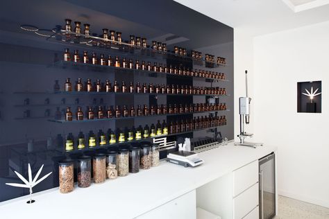 Lorsque Benjamin Almairac, légende de la parfumerie, décide d’ouvrir une première boutique-labo au cœur de Paris, cela donne un vrai lieu de curiosité, joliment nommé 'Parle moi de parfum'. Small Cafe Design, Small Cafe, Cafe Design, Beauty Make Up, Wine Rack, Photo Wall, Fragrance, Vogue, Paris