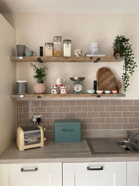 Kitchen 2021, Kitchen Shelf Decor, 1st House, Kitchen Wall Shelves, Scaffold Boards, Deco Studio, Regal Design, Wall Shelves Design, Rustic Shelves