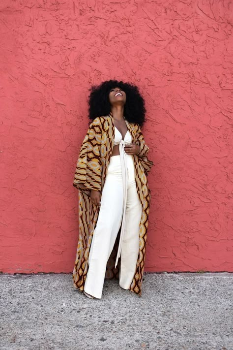 Afro Chic Fashion, Kimono With Jeans, Afro Clothes, Look Kimono, Kimono Styles, Afro Punk Fashion, Chic Clothing Style, Kimono Outfit, African Inspired Clothing