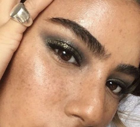 freckles and smoky eye Model Tips, Swag Makeup, Dark Makeup, Kesha, Editorial Makeup, Makeup Goals, Pretty Makeup, Cute Makeup, Aesthetic Makeup