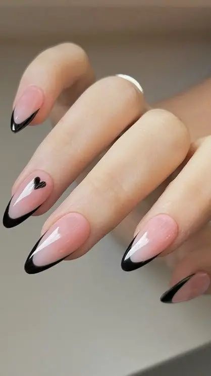 Black Spring Nails: Embracing Edgy Elegance in 2024's Chicest Trend - divagaze.com Black Outfit Nails, Cute Simple Nails Black, Almond Nails With Black Design, 2024 Trend Nails, Cool Nail Inspo Simple, Simple Nail Designs Black, Nail Almond Design, Simple Nail Inspo Almond, Savage Dp For Instagram