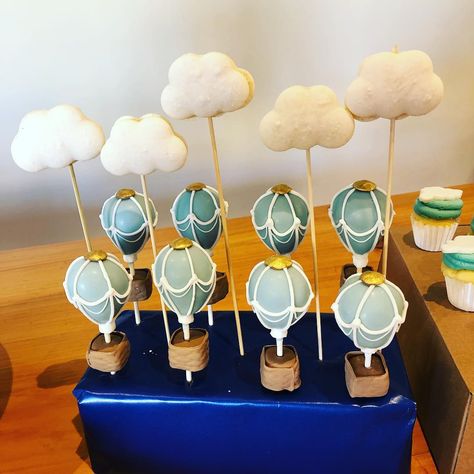 Chantal Patisserie on Instagram: “Close up 🧐 - Our cloud macarons placed above those gorgeous hot air balloon cake pops! #cloudmacarons #macaron #hotairballoon #upupandaway…” Hot Air Balloon Desserts, Hot Air Balloon Cake Pops, Cloud Cake Pops, Hotairballoon Cake, Cloud Macarons, Hot Air Balloon Theme Party, Hot Air Balloon Baby Shower Cake, Balloon Cake Pops, Hot Air Balloon Party Favors