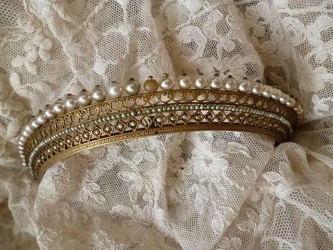 another 1810's French comb, with seed pearls and button pearls Manwha Jewelry, Regency Tiara, Tiara Floral, Pearl Tiara, French Empire, Fancy Jewellery, Funky Jewelry, Royal Jewelry, Bridal Tiara