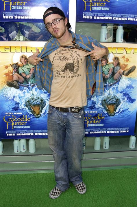 Aaron Paul Outfit, Jesse Pink Man Outfits, 2000s Guys Outfits, Jesse Pinkman Aesthetic, Jesse Pinkman Outfit, Aaron Paul 2000s, Aaron Paul Breaking Bad, Mid 2000s Fashion, 2000s Boys Fashion