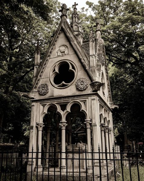 Kate's Clothing on Instagram: “A stunning gothic cemetery ⚰️🖤 📷 @the.gwrach.house #cemetery #graveyard #cemeteryphotography #grave #necropolis #graveyards #shots…” Gothic Cemetery, Goth Architecture, Graveyard Tattoo, Gothic Landscape, Cemeteries Photography, Vampire Bride, Cemetery Monuments, Gothic Buildings, The Darkling