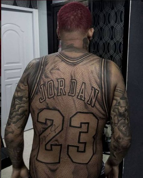 Hombre genera polémica por tatuaje en la espalda del jersey de Jordan Ripped Skin Tattoo, Shock Mansion, Tattoo Espalda, Brian Dawkins, Handpoke Tattoo, Jordan 23, Streetwear Men Outfits, Women Trends, Back Tattoo