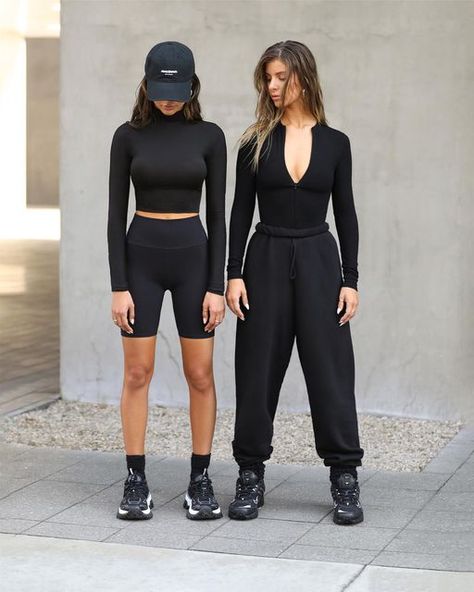 Joggers Gym Outfit Women, Sport Gym Outfit, Joah Brown Outfits, Walking Outfit Outdoor, Spring Hiking Outfits, Trekking Outfit Women, Pilates Outfits, Trekking Outfit, Sports Ideas