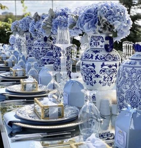 Dior Theme Wedding, Dior Bridal Shower Theme, Hamptons Theme Party, Dior Theme, Chinoiserie Party, Blue And White Table Setting, Hamptons Party, White Table Setting, Chinoiserie Wedding