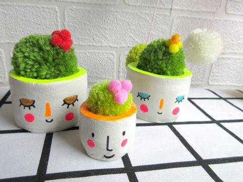 Pom Pom Cactus, Pom Pom Jewelry, Pom Pom Animals, Pom Crafts, How To Make Tassels, Cactus Diy, Diy Pom Pom, How To Make A Pom Pom, Pom Pom Maker