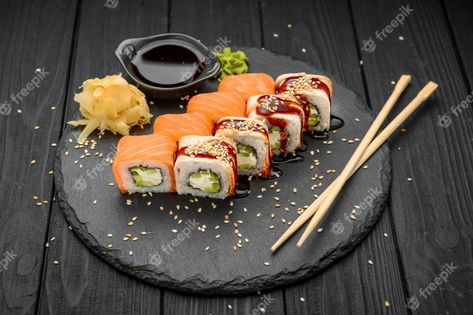 Gourmet Sushi, Japanese Food Dishes, Seafood Sushi, Japanese Food Traditional, Salmon Cream Cheese, Sushi At Home, Food Innovation, Sushi Art, Sushi Roll