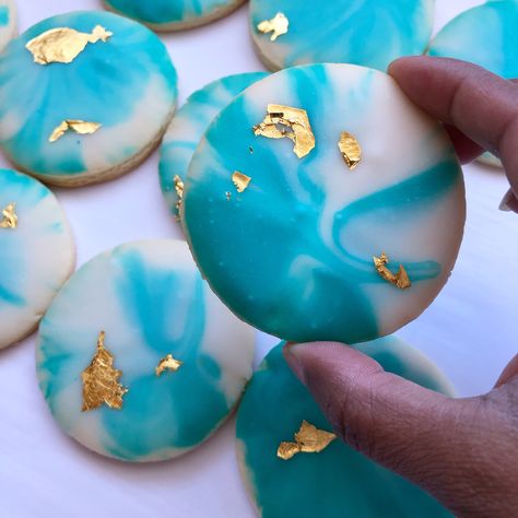 Teal marbled sugar cookies Teal Desserts, Icing Cookies Tutorial, 2023 Decor, Teal Decor, Cookie Bakery, Cookie Tutorials, Dessert Cupcakes, Icing Cookies, Sweet Table