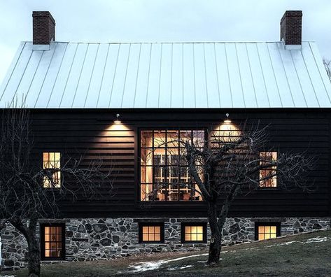 I like the SEPARATION of the lower level with the stone. Black Metal Roof, Exterior Siding Colors, Stone Exterior Houses, Black Houses, Dark House, Stone Barns, Home Exterior, Exterior Stone, Black House Exterior