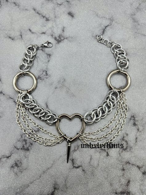 Heart hardware Chainmail Choker There are multiple silver coated mediums used in making this necklace so all the silvers are not the exact same tone. To preserve the quality of the rings, remove your choker before swimming or showering. Chainmail Choker, Choker Patterns, Diy Choker Necklace, Diy Choker, Jump Ring Jewelry, Chainmail Necklace, Hardware Jewelry, Chainmail Jewelry, Choker Designs