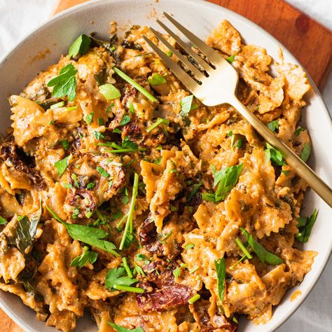 Creamy One-Pot Sundried Tomato Pasta with Coconut Milk (vegan) - Avocado Skillet Pasta With Coconut Milk, Bug Food, Tahini Pasta, Sauteed Eggplant, Sun Dried Tomato Pasta, Creamy Vegan Pasta, Sundried Tomato Pasta, Easy And Healthy Recipes, Cherry Tomato Pasta