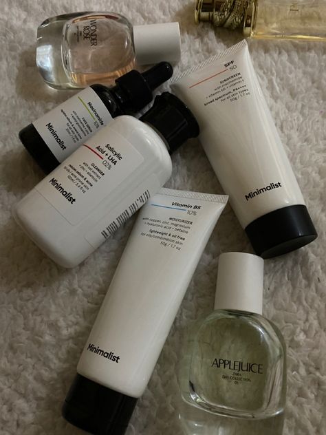 Minimalist Sunscreen, Skincare Minimalist, Beginner Skin Care Routine, Acne Prone Skin Care, Skin Care Basics, Nightclub Aesthetic, Girl Drama, Beautiful Skin Care, Face Care Routine