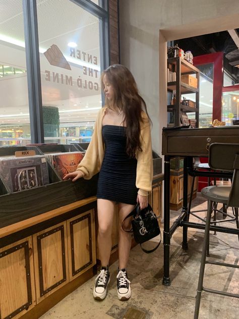 Short Dress And Cardigan Outfit, Mini Dress And Cardigan Outfit, Mini Dress With Converse, Black Dress And Converse Outfit, Black Dress Cardigan Outfit, Dress With Black Converse, Black Dress With Cardigan Outfit, Black Dress And Cardigan Outfit, Black Bodycon Dress Outfit Winter