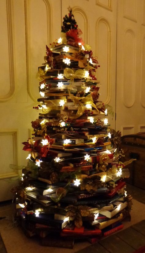 How To Make A Book Christmas Tree, How To Make A Book Tree, Diy Book Tree, Book Tree Diy, Book Christmas Tree Diy, Christmas Tree Out Of Books, Christmas Tree Made Of Books, Tree For Christmas, Holidays Crafts