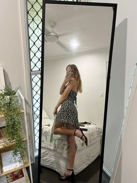 Mirror Poses Dress, Mirror Selfie Poses In Short Dress, Mirror Pose Ideas Standing, Full Length Mirror Selfie Poses, Long Mirror Selfie, Standing Mirror Pics Poses, Mirror Selfie Full Body Poses, Bedroom Mirror Pics, Full Body Mirror Pics