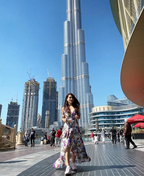 Dubai Vacation Outfits, Dubai Fashion Women, Dubai Picture Ideas, Radio Jockey, Dubai Photoshoot, Dubai Outfits, Silver Sequin Top, Master Of Arts, Surbhi Jyoti