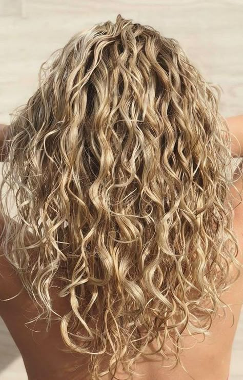 Hair Colors 2020, Highlights Curly Hair, Latest Hair Color, Blonde Curly Hair, Bangs Curly, Colored Curly Hair, Latest Hair, Blonde Hair Inspiration, Wavy Curly Hair