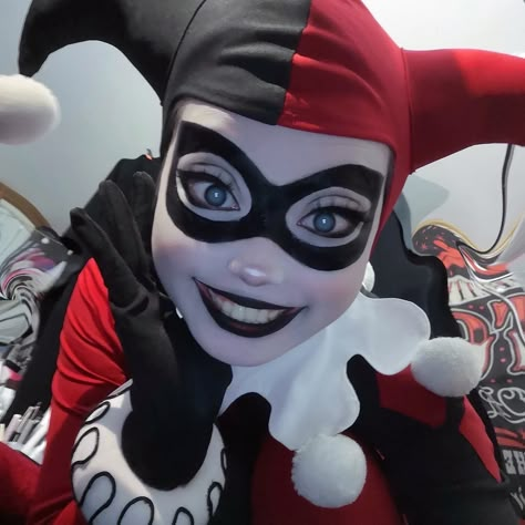 K♦️V (@Livingdead_kev) / Twitter Harley Quinn Makeup, Jester Costume, Female Clown, Harley Quinn Artwork, Superhero Cosplay, Dc Cosplay, Harley Quinn Costume, Batman The Animated Series, Joker Cosplay