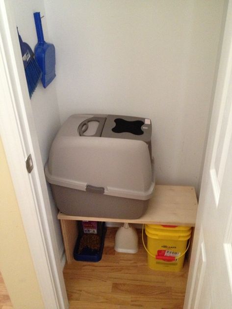 Cat litter box in coat closet. Just put a kitty door in the closet door. This helps to keep the smell in and the kids out. Cat Litter Box Ideas, Cat Closet, Kitty Door, Litter Box Ideas, Hidden Litter Boxes, Kat Diy, Kitty Litter, Pet Door, Coat Closet