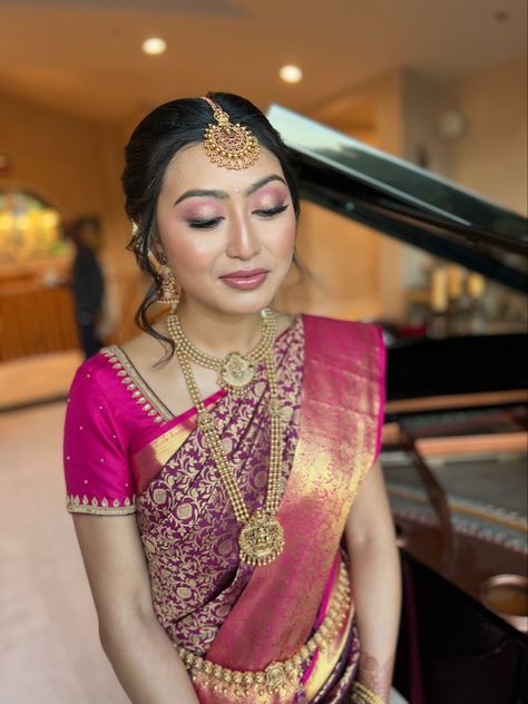 Elegant Pink & Gold Eyeshadow with highlighted face and nude lips to go on a south indian loud saree look ❤️ Makeup For Pink Saree, Pink Nude Eyeshadow Looks, Pink Saree Makeup Look, Pink And Gold Eyeshadow, Pink Gold Eyeshadow, South Indian Look, Indian Bride Makeup, Kerala Bride, Glam Makeup Tutorial