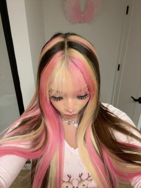 Cute Hair Bleach Ideas, Hair Ideas Bleach, Brown With Color Hair, Dyed Hair For Straight Hair, Skunk Streak Hair Pink, 2000 Chunky Highlights, Cute Hair Ideas Color, 2000 Hair Trends For Women, Hair Dye Pale Skin