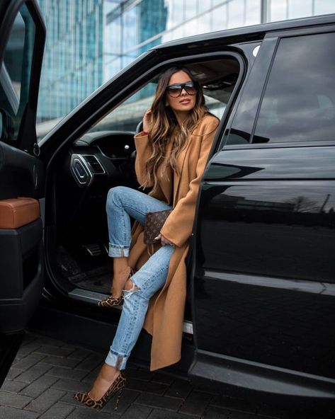 Style Année 80, Classic Car Photoshoot, Car Poses, Leopard Pumps, Photography Poses Women, Spring Fashion Trends, Photoshoot Poses, Model Poses, Outfit Details