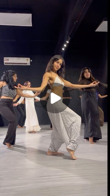 ANVI SHETTY on Instagram: "Teaching my most loved choreography once again 🔥 Let’s celebrate the 200k together❤️ RAMTA JOGI workshop in   Bangalore �📍 Coming to you on  8th 9th 10th MARCH  Dm @dance.inn.bangalore to register☎️" Dance Music Indian, Indian Dance Performance, Bollywood Dance Choreography, Dance Bollywood, India Dance Bollywood, Belly Dancing Workout, Flexibility Dance, Birthday Invitation Card Template, New Dance Video