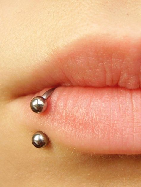 100+ Spider Bites Piercing Examples, Jewelry and Information nice  Check more at http://fabulousdesign.net/spider-bites-piercing/ Piercing Girl, Lip Piercing Ring, Spider Bite Piercing, Mouth Piercings, Piercing Labret, Helix Piercings, Face Piercings, Piercings For Girls, Cool Piercings