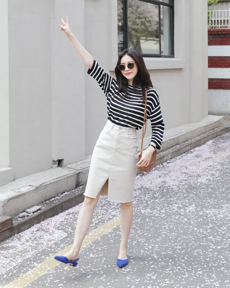 Beige Skirt, Casual College Outfits, Trendy Dress Outfits, Casual Day Outfits, White Skirt, Korea Fashion, 가을 패션, Daily Style, K Fashion