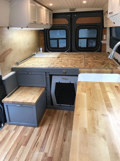 Astuces Camping-car, Caravan Vintage, Kangoo Camper, Kombi Home, Van Life Diy, Campervan Interior, Bus Life, Rv Renovations, Camper Van Conversion Diy