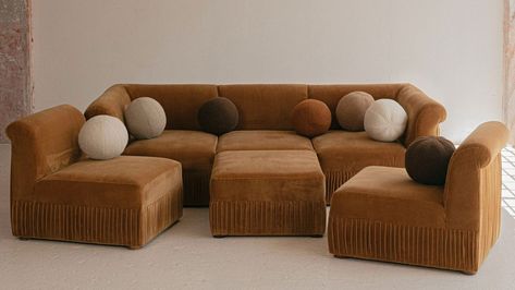 "Pit Sofas" Might Be the Coolest (and Most Comfortable) Take on the Sectional Right Now Sofa Pit, Pit Couch, Personal Magazine, Pit Sofa, Trendy Sofa, Pit Sectional, Trendy Sofas, L Shaped Couch, Sofa Ideas