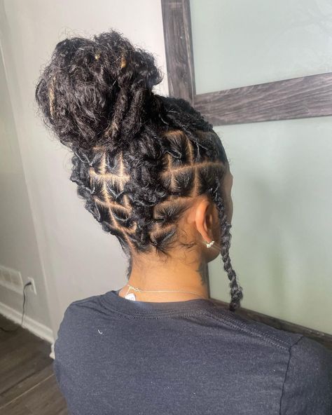 Locs By Mia Michelle 🤩 on Instagram: “This is Shayla’s birthday hair 🤗🥳 Book your Retwist and Style ! 💘💘💘💘💘 Book your birthday hair!! 🎉 #locsbymiamichelle @locmajesty 👑…”