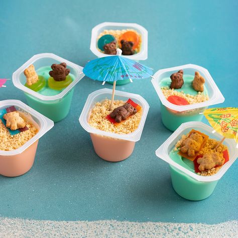 Create colorful mermaid beach pudding cups decorated with crushed vanilla cookies for yummy sand and an assortment of treats to look like a summer beach scene. Our sandy beach pudding cups are perfect for summer desserts or a beach-themed birthday party! Summer Party Snacks, Pudding Cup Recipes, Beach Party Food, Snack Pack Pudding, Beach Treats, Beach Snacks, Mini Peppers, Ready Set Eat, Summer Food Party